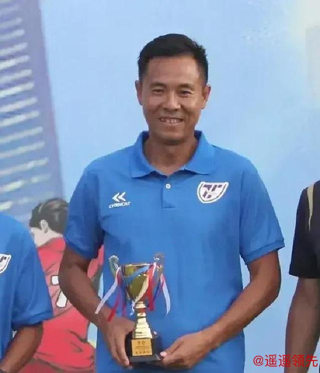 原南京部队足球队当家前锋，曾获得甲级联赛和足协杯金靴，黄德兴