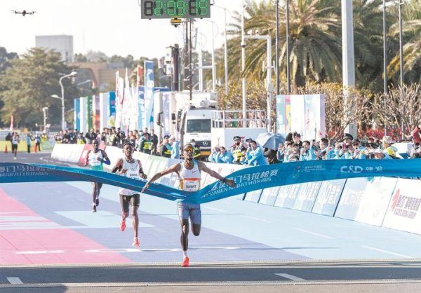 皇冠现金网官网 厦门马拉松：埃塞俄比亚选手实现男女项目卫冕